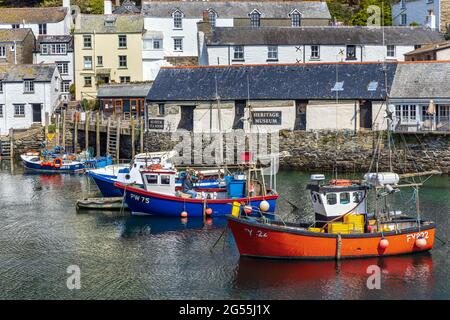 Fischerboote vertäuten im Hafen von Polperro, einem charmanten und malerischen Fischerdorf im Südosten von Cornwall. Stockfoto