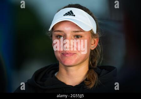 Eastbourne, Großbritannien. Juni 2021. Elena Rybakina aus Kasachstan nach ihrem Viertelfinalspiel beim Viking International WTA 500 Tennisturnier 2021 am 24. Juni 2021 im Devonshire Park Tennis in Eastbourne, England - Foto Rob Prange / Spanien DPPI / DPPI / LiveMedia Kredit: Unabhängige Fotoagentur/Alamy Live News Stockfoto