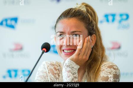 Eastbourne, Großbritannien. Juni 2021. Camila Giorgi aus Italien spricht mit den Medien nach ihrem Viertelfinalspiel beim Viking International WTA 500 Tennisturnier 2021 am 24. Juni 2021 im Devonshire Park Tennis in Eastbourne, England - Foto Rob Prange / Spanien DPPI / DPPI / LiveMedia Kredit: Unabhängige Fotoagentur/Alamy Live News Stockfoto