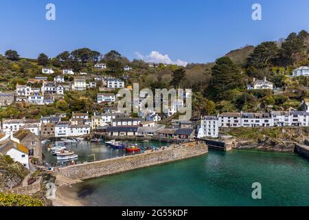 Das charmante und malerische Fischerdorf Polperro im Südosten von Cornwall mit seiner Hafenmauer und dem schmalen Eingang zum inneren Hafen. Stockfoto