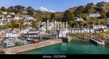 Das charmante und malerische Fischerdorf Polperro im Südosten von Cornwall mit seiner Hafenmauer und dem schmalen Eingang zum inneren Hafen. Stockfoto