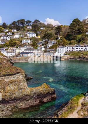 Das charmante und malerische Fischerdorf Polperro im Südosten von Cornwall mit seiner Hafenmauer und dem schmalen Eingang zum inneren Hafen. Stockfoto