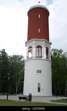 Der Wasserturm von Ķemeri, erbaut 1929, wurde 2021 renoviert und befindet sich im Kurpark von Ķemeri, Stadt Ķemeri, Jurmala, Lettland Stockfoto