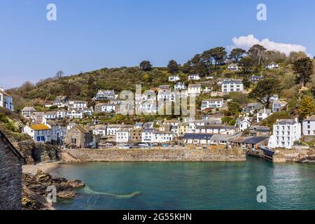 Das charmante und malerische Fischerdorf Polperro im Südosten von Cornwall mit seiner Hafenmauer und dem schmalen Eingang zum inneren Hafen. Stockfoto