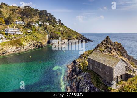 Polperro im Südosten von Cornwall, mit seinem restaurierten alten Dachboden am Eingang zum Hafen. Stockfoto