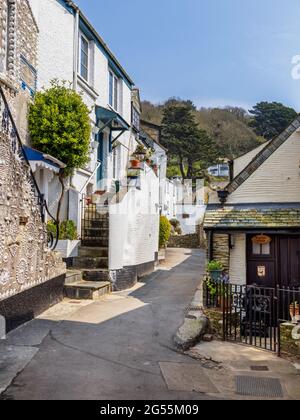 Eine typische schmale Gasse im charmanten Fischerdorf Polperro im Süden Cornwalls. Es ist ein wirklich entzückender Ort zum Besuchen. Stockfoto