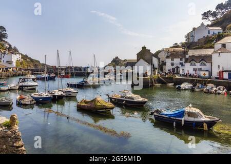 Die Boote vertäuten im inneren Hafen von Polperro, einem charmanten und malerischen Fischerdorf im Südosten von Cornwall. Stockfoto