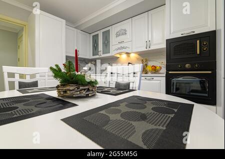 Weiße Küche im klassischen Stil kurz vor Weihnachten Stockfoto