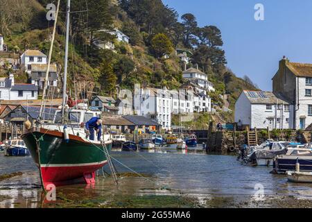 Bootswartung in Polperro, einem charmanten und malerischen Fischerdorf im Südosten von Cornwall. Es ist ein wirklich entzückender Ort zum Besuchen. Stockfoto