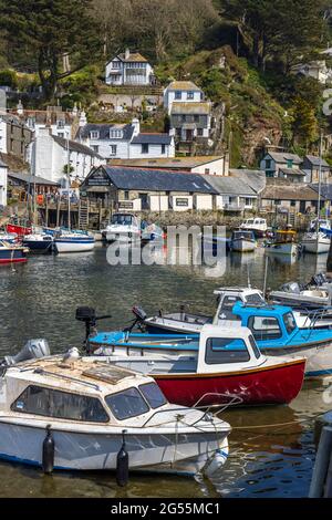 Die Boote vertäuten im inneren Hafen von Polperro, einem charmanten und malerischen Fischerdorf im Südosten von Cornwall. Stockfoto