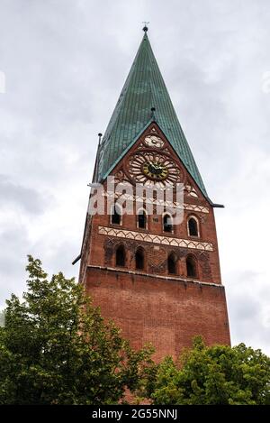 Turm der St. Johannis- oder Johannes-der-Täufer-Kirche in der Altstadt von Lunenburg, Niedersachsen, Deutschland Stockfoto