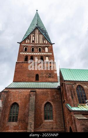 Turm der St. Johannis- oder Johannes-der-Täufer-Kirche in der Altstadt von Lunenburg, Niedersachsen, Deutschland Stockfoto