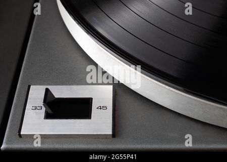 Nahaufnahme des Drehschalters auf 33 U/min auf vintage Plattenspieler Vinyl Stockfoto