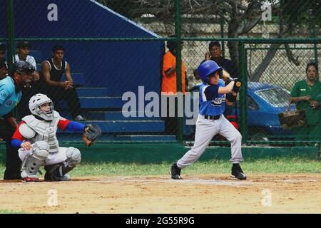 Maracaibo-Zulia-Venezuela-2-9-2007- ein Kinder-Baseballspieler aus dem Gautemala´s-Team traf den Ball während eines kleinen karibischen Ligaspiels gegen Puert Stockfoto