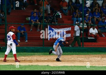 Maracaibo-Zulia-Venezuela-2-9-2007- EIN Kinder-Baseballspieler aus der guatemaltekischen´s Mannschaft läuft während eines kleinen karibischen Ligaspiels gegen die Basis Stockfoto