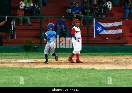 Maracaibo-Zulia-Venezuela-2-9-2007- ein Baseballspielerkind aus dem guatemaltekischen Tean läuft während eines kleinen karibischen Ligaspiels gegen PUE zur Basis Stockfoto