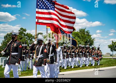 Ein US Marine Corps Farbschutzteam truppen die Farben während einer militärischen Beerdigung zu Ehren des ehemaligen US-Senators und Marine Corps 1. LT. John Warner in Abschnitt 4 des Arlington National Cemetery 23. Juni 2021 in Arlington, Virginia. Warner, 30 Jahre lang Senator für Virginia und Navy-Sekretär, starb am 25. Mai. Stockfoto