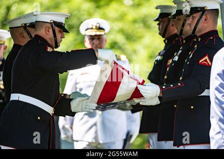 Der Ehrengarde des US-Marine Corps faltete die Flagge während einer feierlichen Zeremonie für den ehemaligen US-Senator und das Marine Corps, 1. LT. John Warner, während seiner Beerdigung auf dem Nationalfriedhof von Arlington am 23. Juni 2021 in Arlington, Virginia. Warner, 30 Jahre lang Senator für Virginia und Navy-Sekretär, starb am 25. Mai. Stockfoto