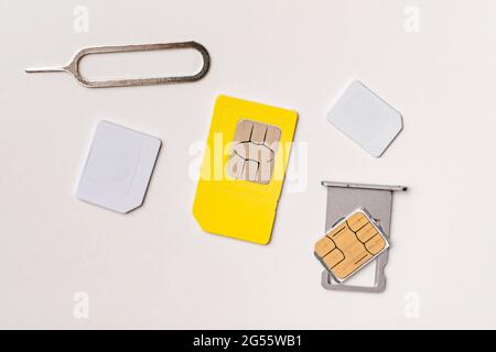 Drei verschiedene sim-Karten - Nano-, Micro-, Mini- und normale sim-, 5g- oder 4g-Funktechnologie Stockfoto