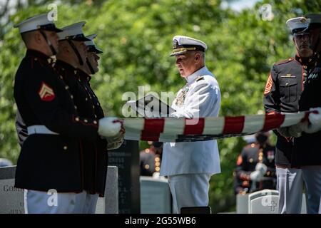 Ein Kaplan der US-Marine steht einer feierlichen Ehrenzeremonie für den ehemaligen US-Senator und das Marine Corps, 1. LT. John Warner, während seiner Beerdigung auf dem Arlington National Cemetery am 23. Juni 2021 in Arlington, Virginia, vor. Warner, 30 Jahre lang Senator für Virginia und Navy-Sekretär, starb am 25. Mai. Stockfoto