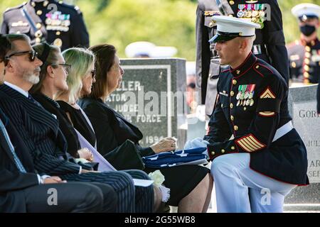 Ein US-Marine kondoliert Jeanne Warner, Ehefrau des ehemaligen US-Senators und Marine Corps, 1. LT. John Warner, während seiner Beerdigung auf dem Arlington National Cemetery am 23. Juni 2021 in Arlington, Virginia. Warner, 30 Jahre lang Senator für Virginia und Navy-Sekretär, starb am 25. Mai. Stockfoto