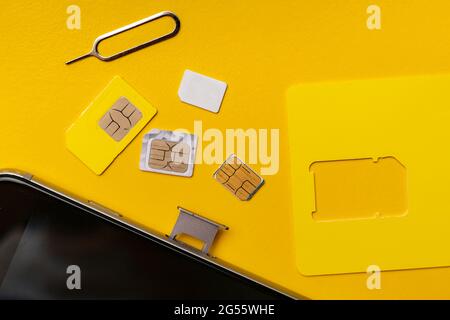 Drei verschiedene sim-Karten - Nano-, Micro-, Mini- und normale sim-, 5g- oder 4g-Funktechnologie Stockfoto