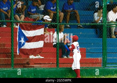 Maracaibo-Zulia-Venezuela-2-9-2007- ein kleiner Baseballspieler aus dem Puerto Rico-Tean spricht während eines kleinen karibischen Ligaspiels mit seiner Mutter Stockfoto