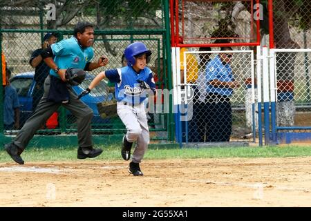 Maracaibo-Zulia-Venezuela-2-9-2007- ein Baseballspieler aus dem guatemaltekischen´s-Team, fängt während eines kleinen karibischen Ligaspiels ag an, zur Basis zu laufen Stockfoto