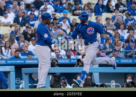 Chicago Cubs dritter Basistrainer Willie Harris (33) feiert mit Chicago Cubs Shortstop Javier Baez (9), nachdem er während eines MLB-Spiels aga einen Heimlauf gemacht hat Stockfoto