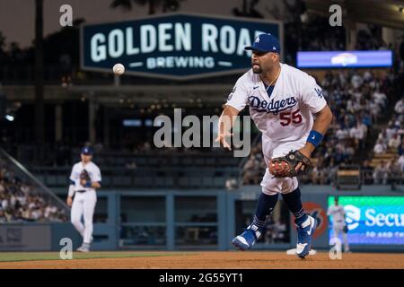 Los Angeles Dodgers erster Baseman Albert Pujols (55) schießt den Ball in die erste Basis während eines MLB-Spiels gegen die Chicago Cubs, Donnerstag, 24. Juni 2021 Stockfoto