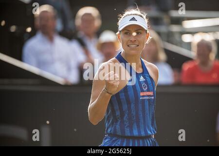 Bad Homburg, Deutschland. Juni 2021. Tennis: WTA Tour, Singles, Frauen, Halbfinale, Bad Homburg Open. Kerber - Kvitova. Angelique Kerber reagiert. Quelle: Sebastian Gollnow/dpa/Alamy Live News Stockfoto