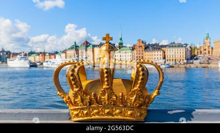 Goldene Krone auf der Skeppsholm Brücke in Stockholm, Schweden. Wahrzeichen, Stadtbild Stockfoto