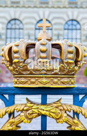 Krone vor dem Königspalast in Stockholm aus nächster Nähe, Schweden. Architektonische Details Stockfoto