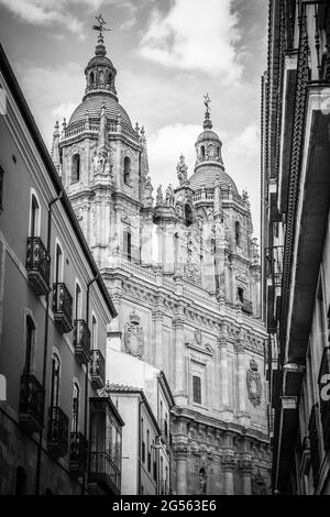 Barocke Fassade der Kirche La Clerecia in Salamanca, Spanien. Schwarzweiß-Fotografie, Architektur Stockfoto