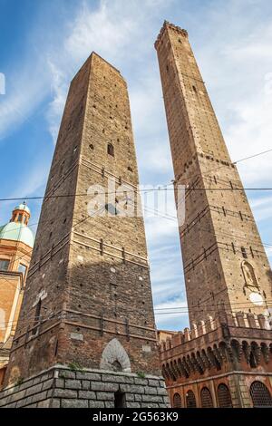 Asinelli und Garisenda Türme in Bologna, Italien. Wahrzeichen und Wahrzeichen der Stadt Stockfoto