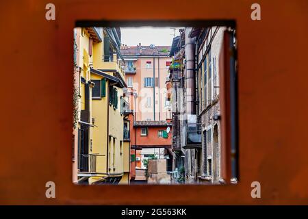 Geheimes Fenster in der Mauer zum verborgenen Teil der Stadt in Bologna, Italien. Canal de Reno in der Piella Straße Stockfoto