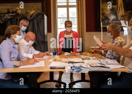 Stimmen werden gezählt. Wahlen für die Regional- und Abteilungswahlen. Dinan, Bretagne, Frankreich. Stockfoto