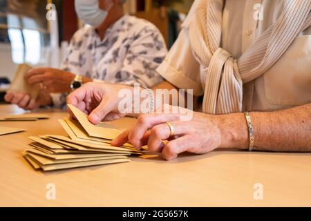 Stimmen werden gezählt. Wahlen für die Regional- und Abteilungswahlen. Dinan, Bretagne, Frankreich. Stockfoto