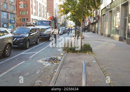 New York, NY, USA - 23. Jun 2021: Fahrradweg auf der Sixth Avenue in der Nähe der West 15th Street Stockfoto