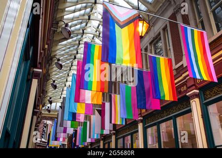 Detail of Symbols, eine Kunstinstallation von Guillaume Vandame auf dem Leadenhall Market, bestehend aus 30 verschiedenen queer/LGBT+ Flaggen Stockfoto