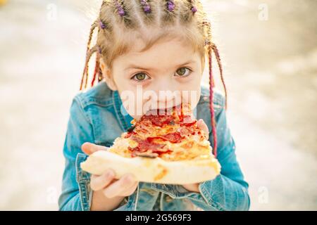 Kinder essen Pizza. Kinder essen Pizza. Fastfood für Kinder. Italienisches Junkfood. Kinder lieben Essen. Stockfoto