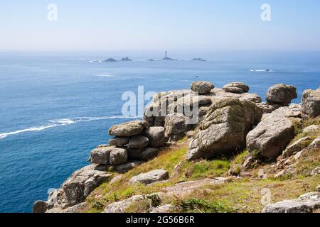 Meeresblick auf die Longships Inselchen und den Longships Lighthouse, auch bekannt als Wolf Rock Lighthouse, am Land's End in Cornwall (UK) Stockfoto