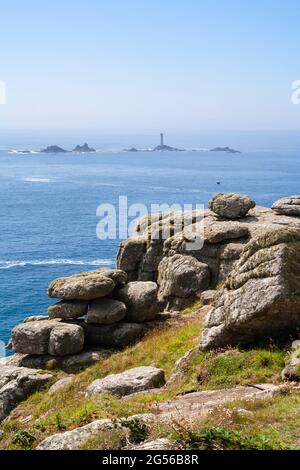 Meeresblick auf die Longships Inselchen und den Longships Lighthouse, auch bekannt als Wolf Rock Lighthouse, am Land's End in Cornwall (UK) Stockfoto