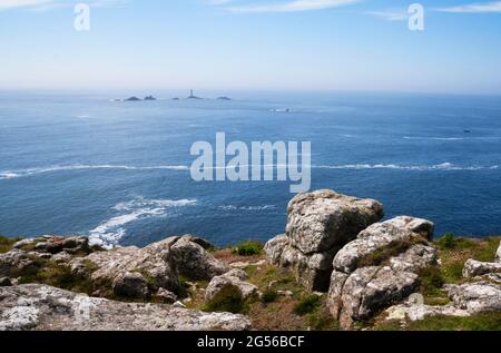 Meeresblick auf die Longships Inselchen und den Longships Lighthouse, auch bekannt als Wolf Rock Lighthouse, am Land's End in Cornwall (UK) Stockfoto