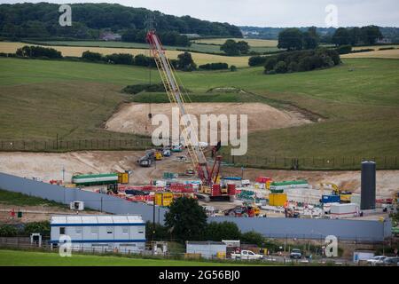 Chalfont St Giles, Großbritannien. Juni 2021. Arbeitet für einen Lüftungsschacht für den Chiltern-Tunnelabschnitt der HS2-Hochgeschwindigkeitsschienenverbindung. Auftragnehmer, die für HS2 Ltd. Arbeiten, haben neben der Bottom House Farm Lane eine temporäre Haul-Straße und einen Damm errichtet, um auf das Gelände zugreifen zu können. Kredit: Mark Kerrison/Alamy Live Nachrichten Stockfoto