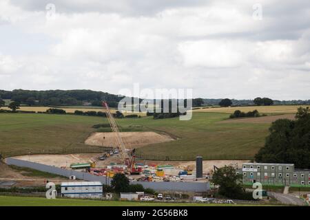 Chalfont St Giles, Großbritannien. Juni 2021. Arbeitet für einen Lüftungsschacht für den Chiltern-Tunnelabschnitt der HS2-Hochgeschwindigkeitsschienenverbindung. Auftragnehmer, die für HS2 Ltd. Arbeiten, haben neben der Bottom House Farm Lane eine temporäre Haul-Straße und einen Damm errichtet, um auf das Gelände zugreifen zu können. Kredit: Mark Kerrison/Alamy Live Nachrichten Stockfoto