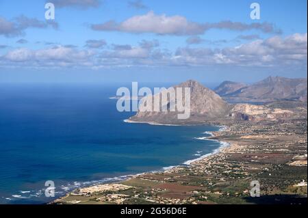 Blick auf die Bucht von Bonagia von Erice aus, Sizilien, Italien. Stockfoto