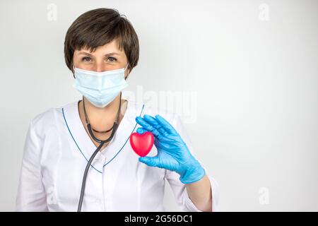 Krankenwagen. Kardiologie Gesundheitswesen. Medizin Arzt hält rote Herzform in der Hand. Gesundheitswesen und Patienten, Versagen und Krankheiten Konzept Stockfoto