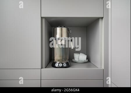 Moderne graue Küchenecke mit Espressomaschine Stockfoto