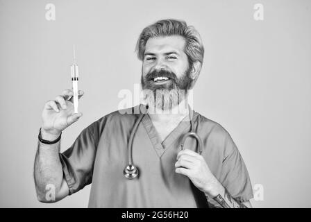 Coronavirus-Epidemie aus china. Reifer Arzt verwenden Spritze im Krankenhaus. Qualifizierte Krankenschwester machen Injektion. Grippe oder Grippe. Immunität und Gesundheitsversorgung Stockfoto